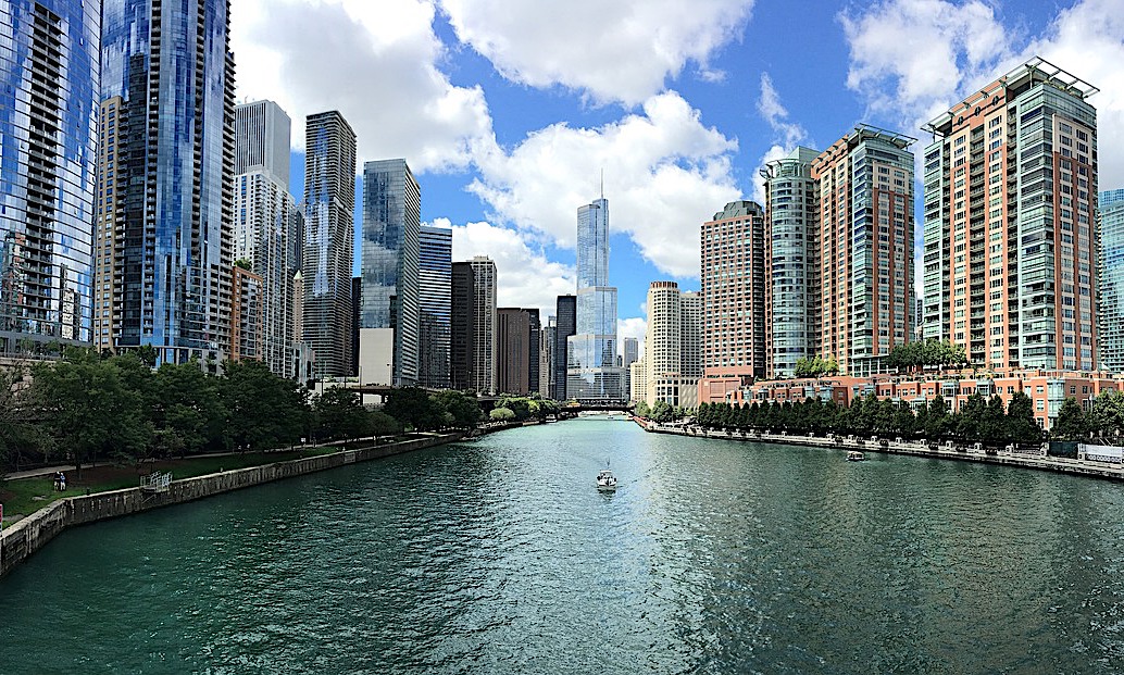 ジグソーパズルのヒント：街中を流れる川（シカゴ）